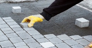 Монтаж тротуарной плитки на даче в Гусе-Хрустальном в октябре
