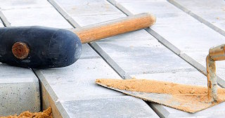 Профессиональная укладка тротуарной брусчатки в Гусе-Хрустальном в октябре