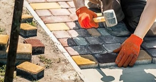Укладка брусчатки «старый город» три цвета в Гусе-Хрустальном в октябре