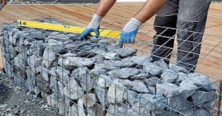 Устройство подпорной стенки из габионов в Гусе-Хрустальном в октябре